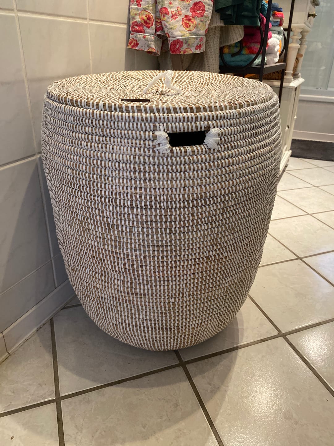 Customer photo review of Wäschekorb mit flachem Deckel - large – Neo