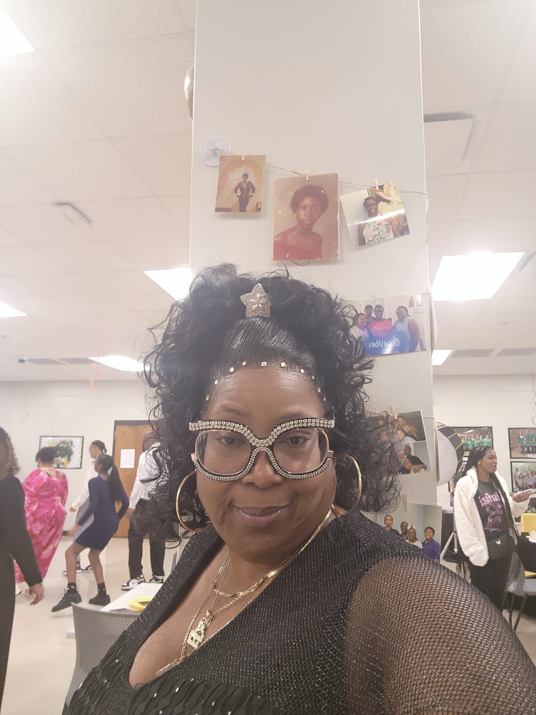 Customer photo review of Outre Melted Hairline Swirlista Glueless HD Lace Front Wig - SWIRL 107 - 5" C-Shape Parting