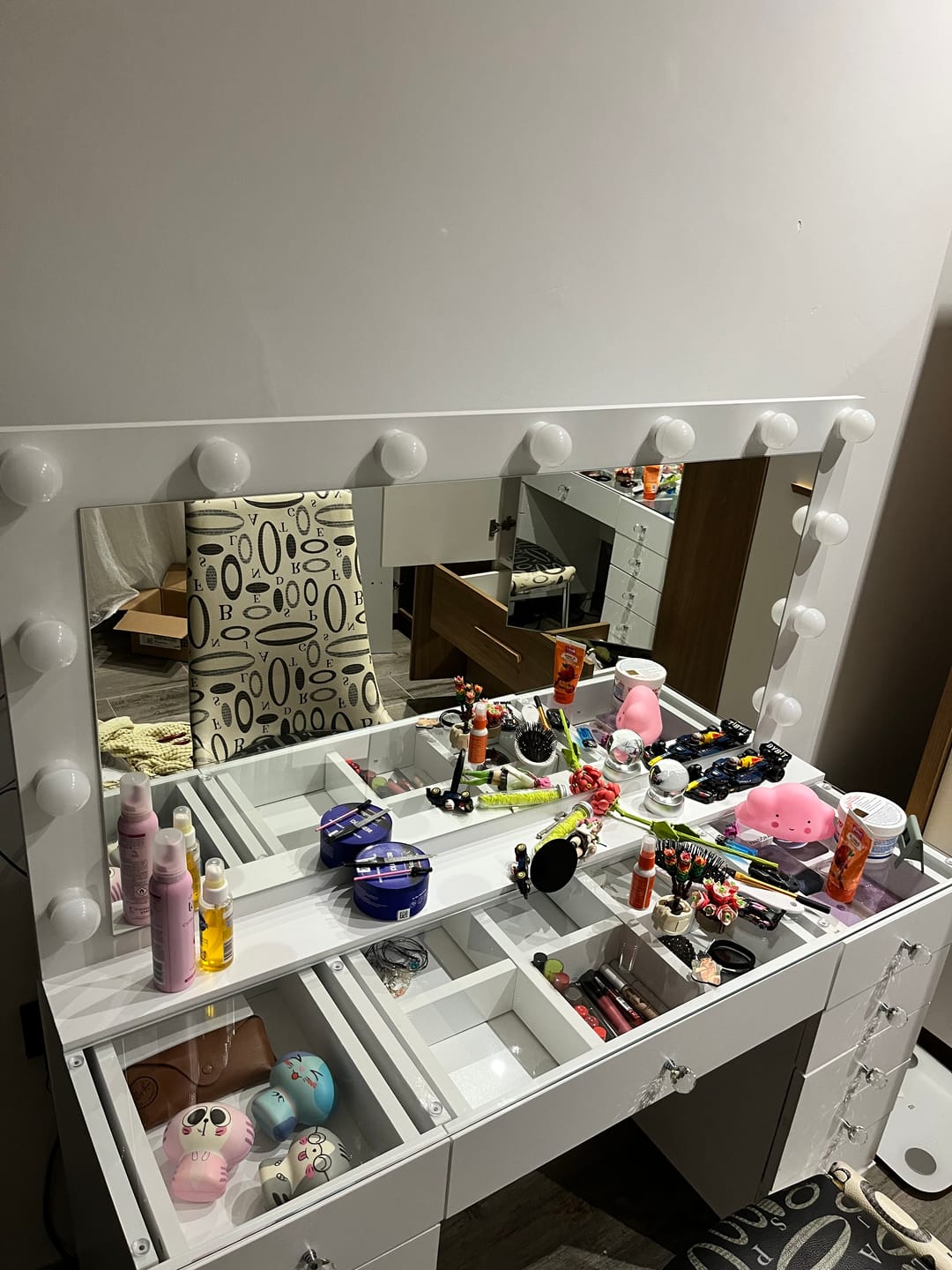 Customer photo review of Rani BJ137 Hollywood Işıklı Aynalı Kulis Makyaj Masası Cam Tablalı 11 Çekmeceli Takı Düzenleyici Beyaz