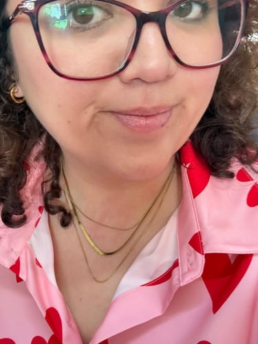 Reseñadora luciendo el brillante Collar Olga Triple.