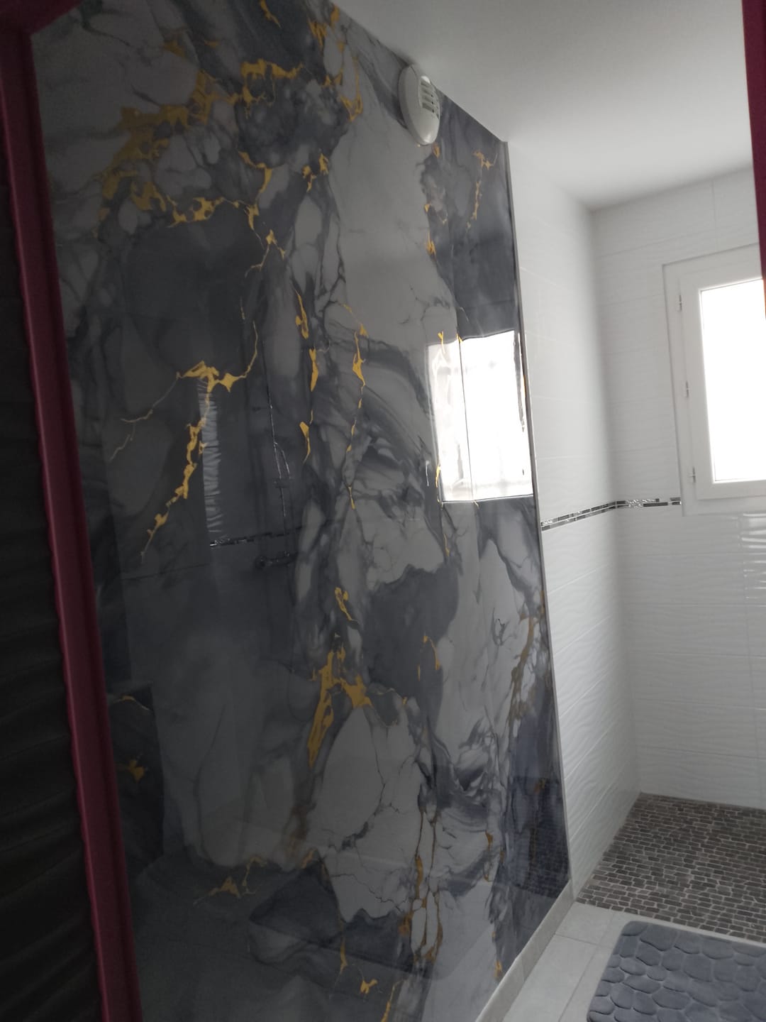 Customer photo review of Panneau Mural PVC Effet Marbre Mystic Bleu Doré - Salle de bain ou Douche