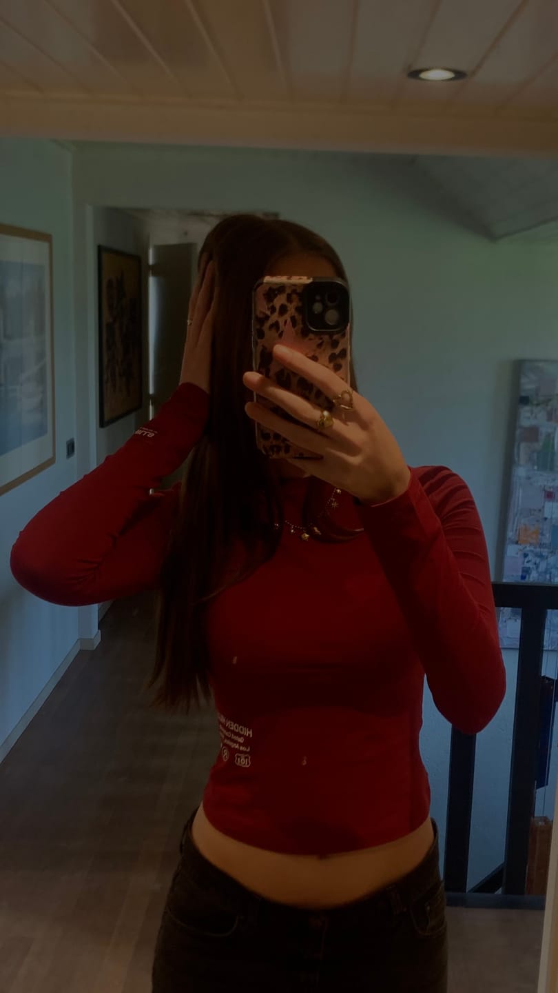 Customer photo review of LABEL LONGSLEEVE TOP BURGUNDY