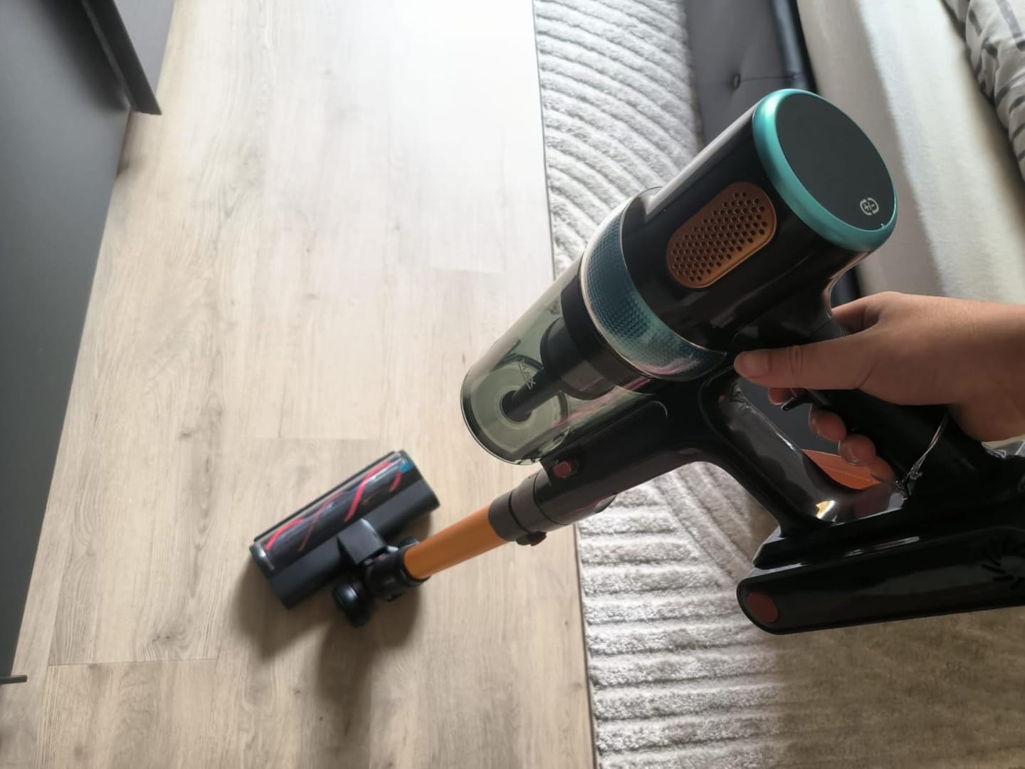 Customer photo review of Ultra-starker Akku-Staubsauger mit automatischer Stauberkennung / Bis zu 60 Minuten Laufzeit / Beutelloser Staubsauger für Teppiche, Hartböden & Tierhaare 600 W