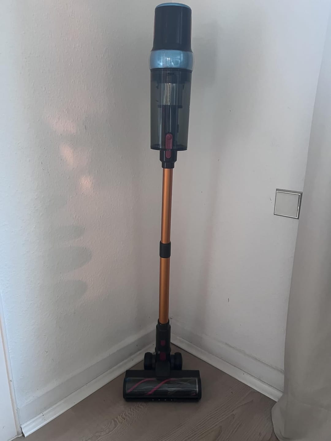 Customer photo review of Ultra-starker Akku-Staubsauger mit automatischer Stauberkennung / Bis zu 60 Minuten Laufzeit / Beutelloser Staubsauger für Teppiche, Hartböden & Tierhaare 600 W