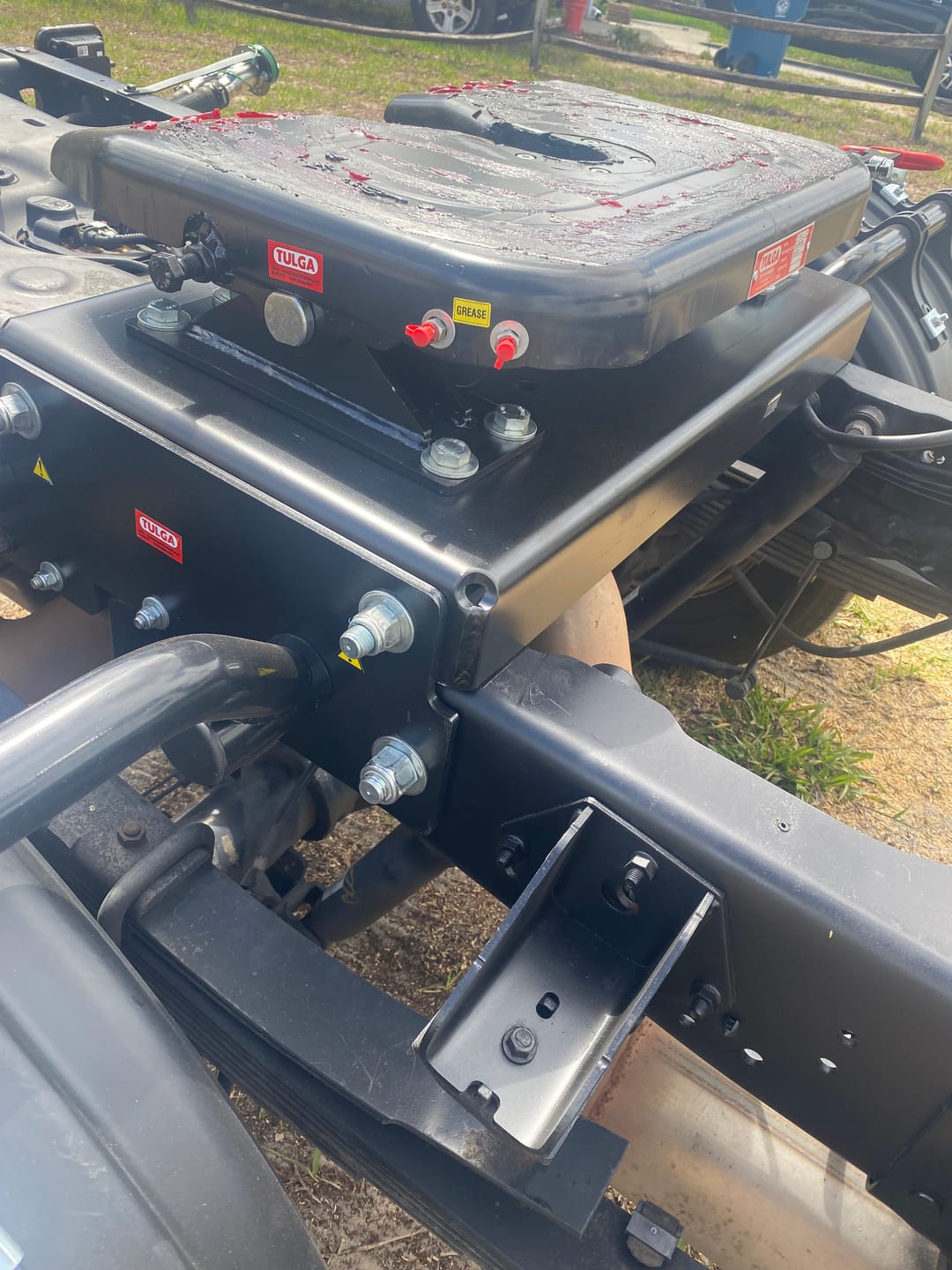 Customer photo review of Tulga T10 5th Wheel Hitch & No-Drill Easy Installation Mounting Kit for GMC / Chevrolet Chevy Cab & Chassis Trucks - Hotshot Ready