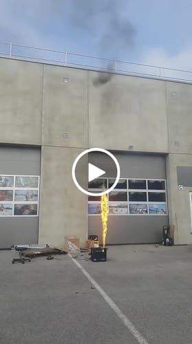 Customer video review of MOKA SFX PF-800 Rainproof high-altitude 10m flame thrower machine