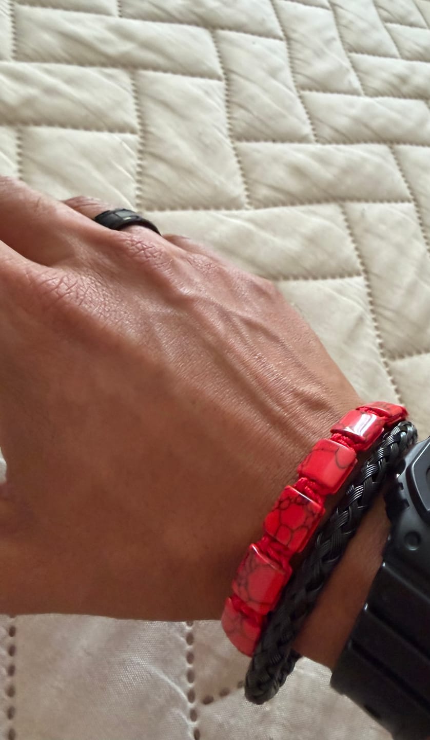 Customer photo review of Pulsera Energy Howlita Red Private Collection