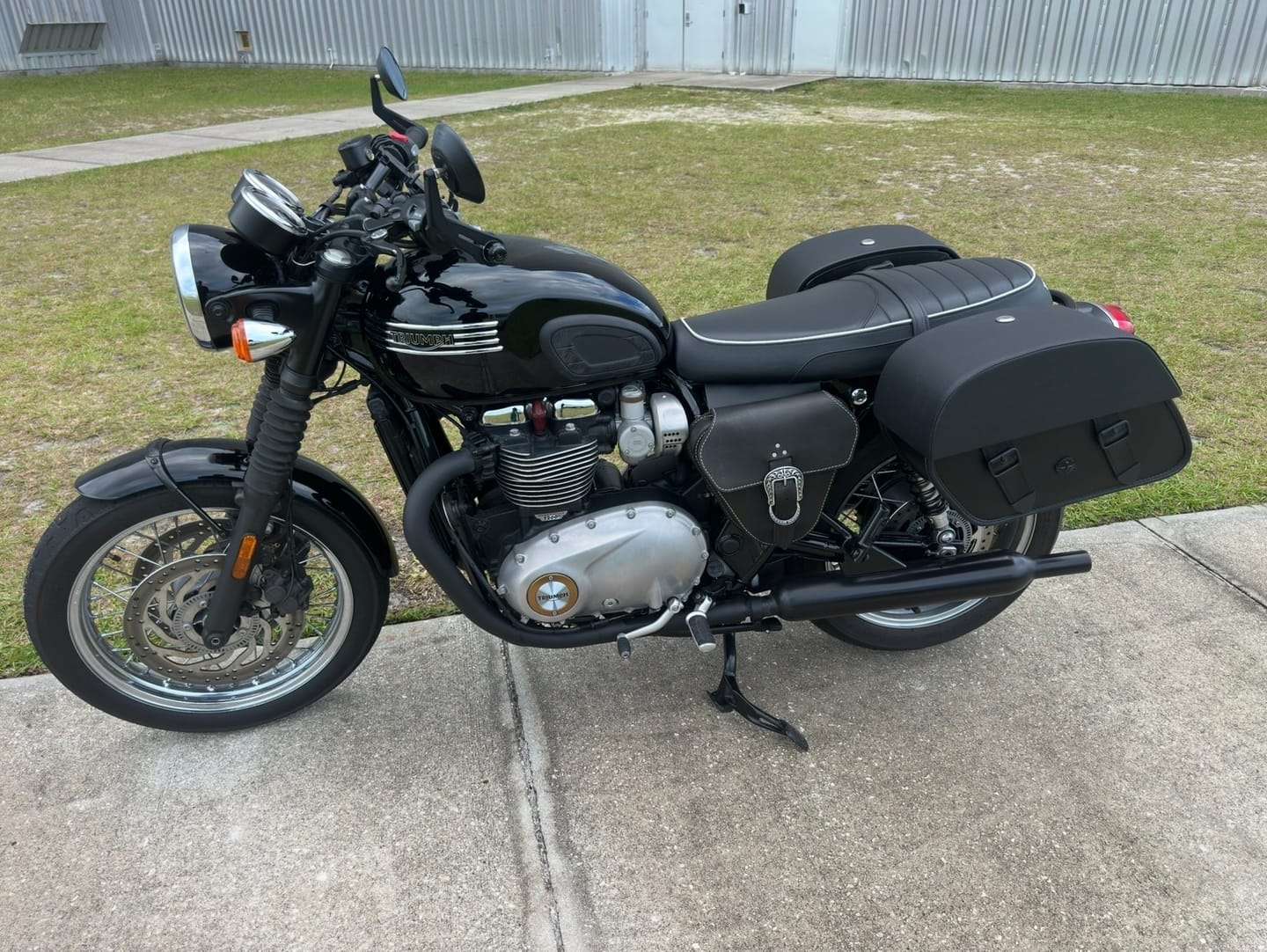 Customer photo review of 28L - Baelor Medium Quick Mount Triumph Bonneville T120 Motorcycle Saddlebags