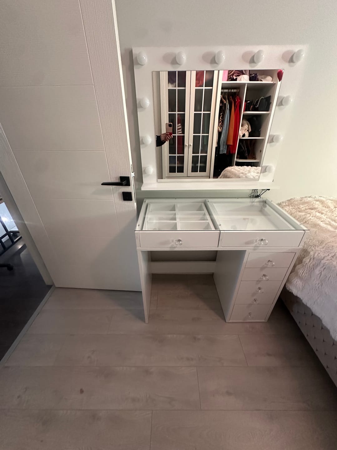 Customer photo review of Rani BJ117 Hollywood Işıklı Aynalı Kulis Makyaj Masası Cam Tablalı 7 Çekmeceli Takı Düzenleyici Beyaz