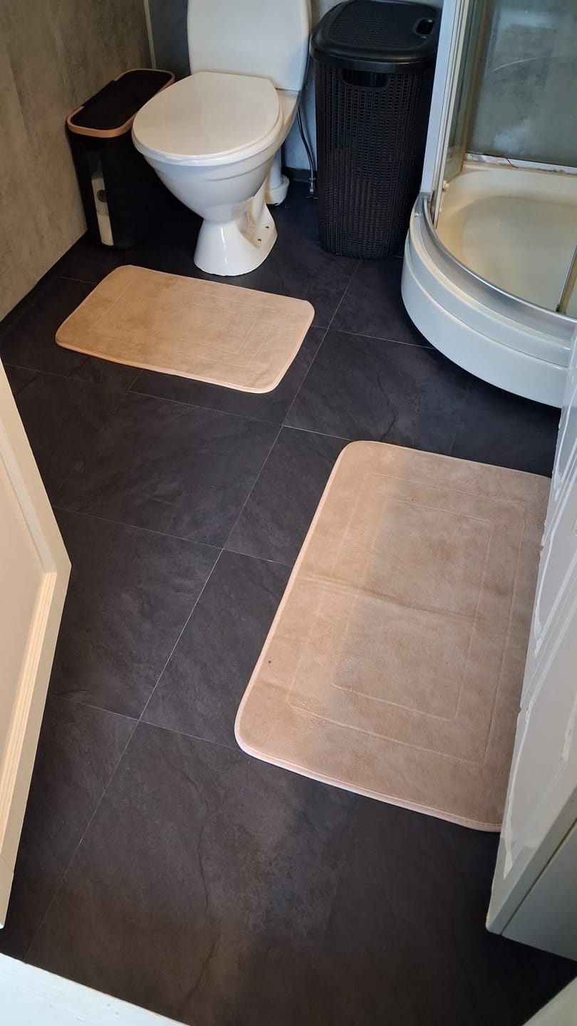 Customer photo review of 8-pk Skifer antrasitt selvklebende fliser