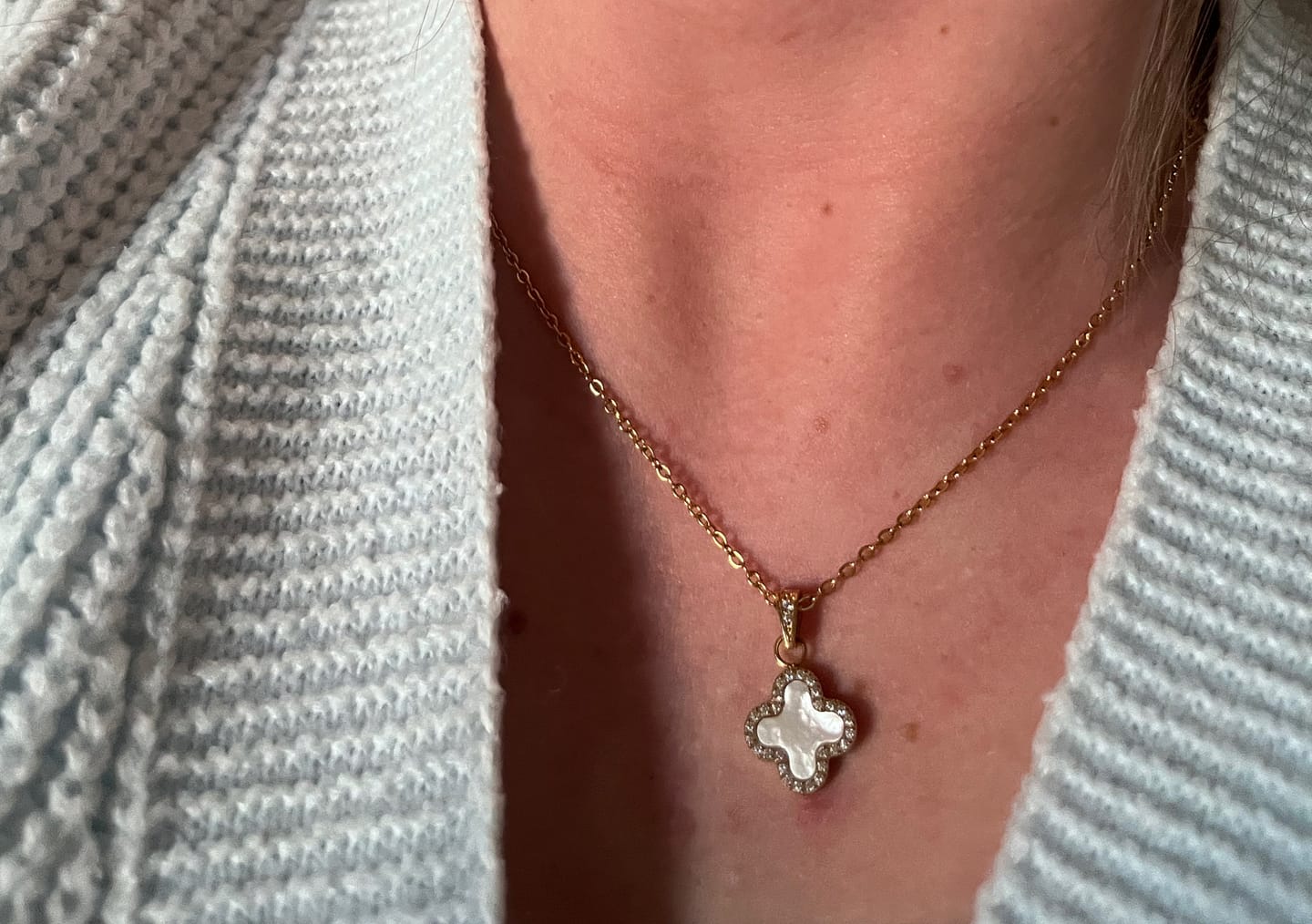 Customer photo review of Glow Clover Kette | 18K vergoldet