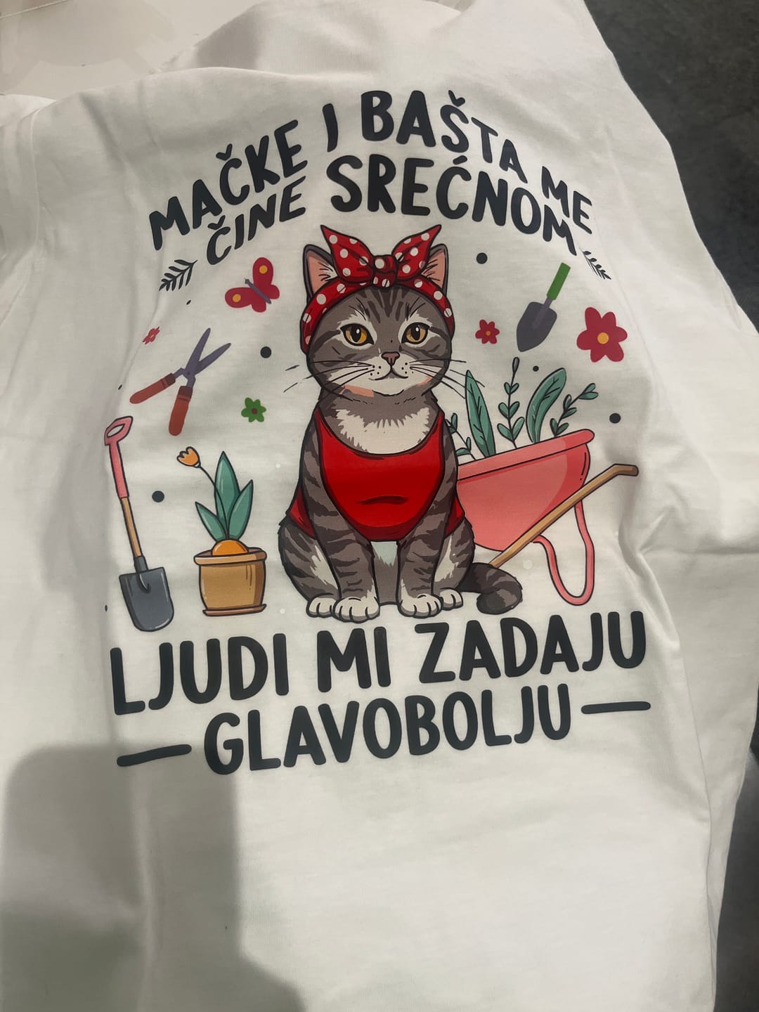 Customer photo review of Mačke i bašta me čine srećnim. Ljudi mi zadaju glavobolju - Majica