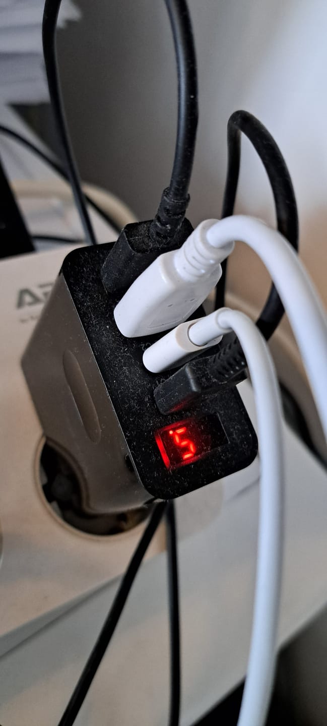 Customer photo review of Incarcator Retea Timebox, 4 Porturi, 45W, 2 x Type-C, 2 x USB, Negru