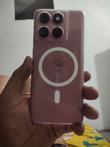 Customer holding a Motorola phone in the pinkish Anti Yellow Magsafe Clear Case, showing the MagSafe ring on the back.