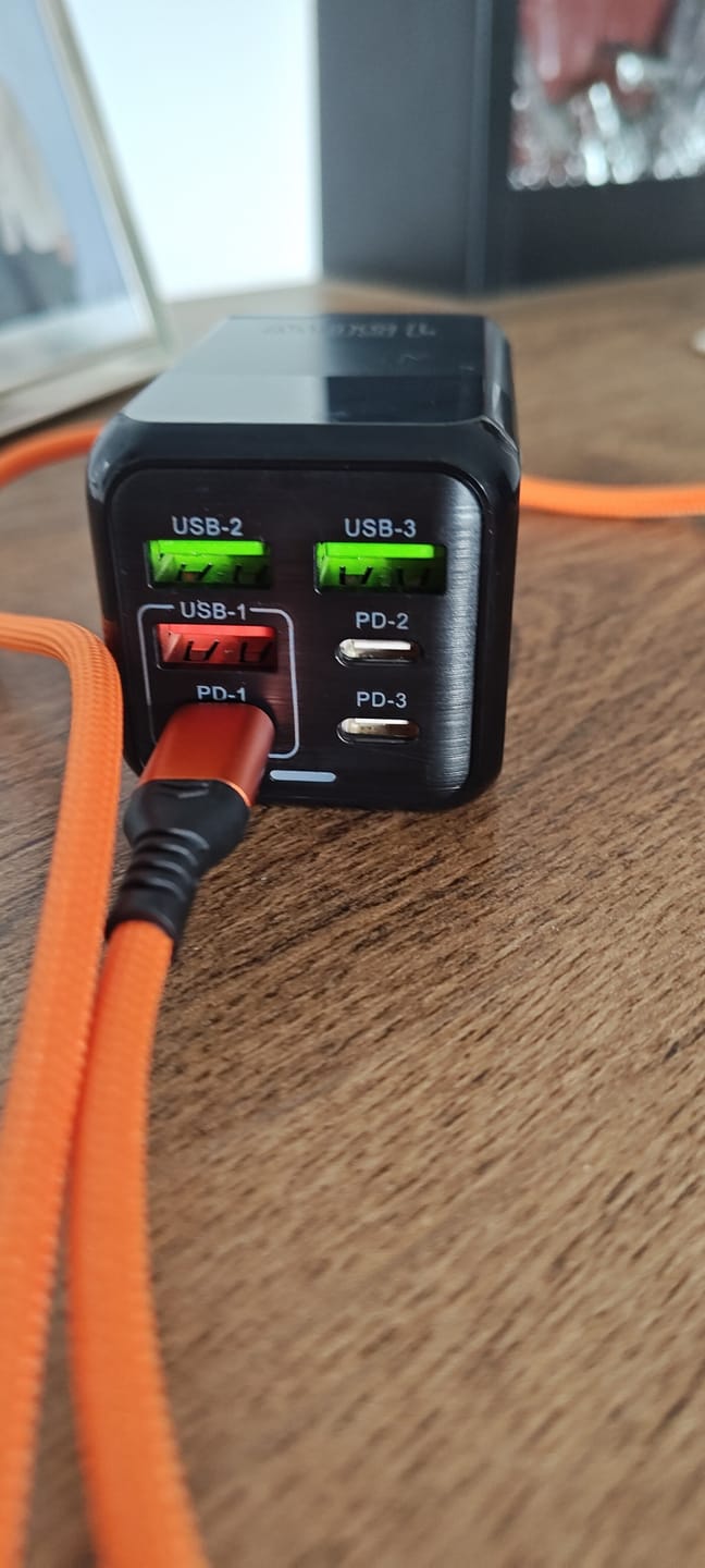 Customer photo review of Incarcator Retea Timebox, 6 Porturi, 150W, 3 x USB, 3 x Type-C, LED, Negru