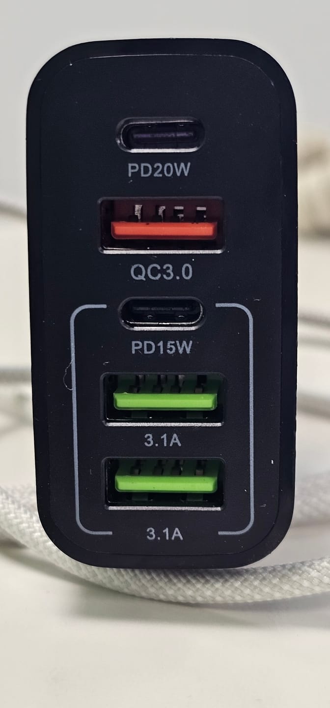 Customer photo review of Incarcator Retea, 65W, 5 Porturi, 3 x USB, 2 x Type-C, Negru