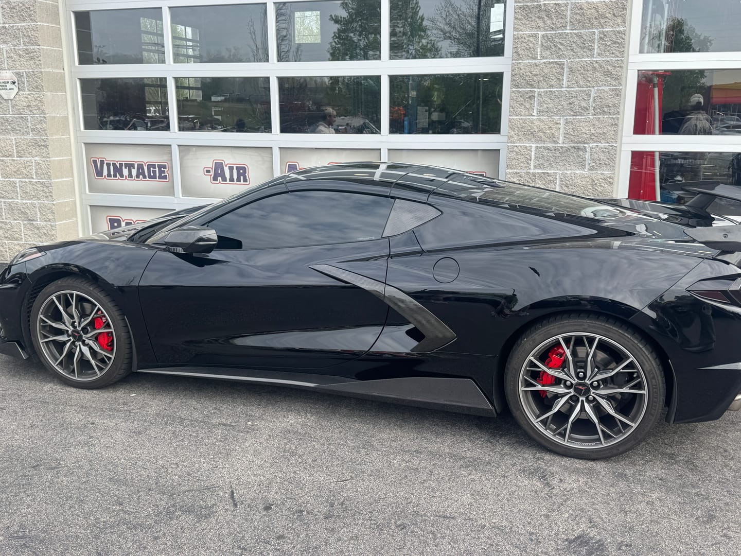 Customer photo review of Chevrolet Corvette C8 DRY CARBON FIBER 5VM Side Skirts