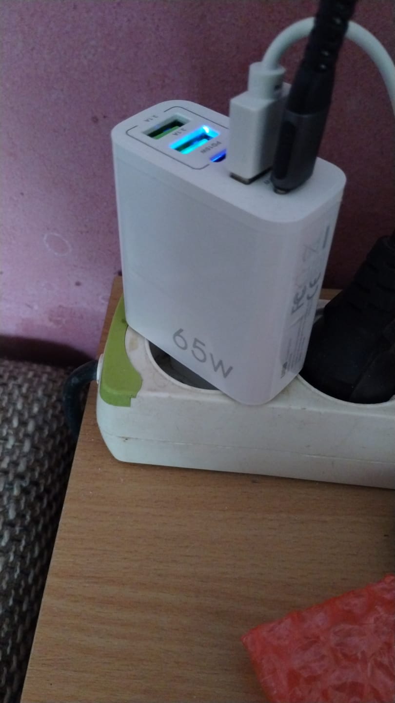 Customer photo review of Incarcator Retea, 65W, 5 Porturi, 3 x USB, 2 x Type-C, Alb