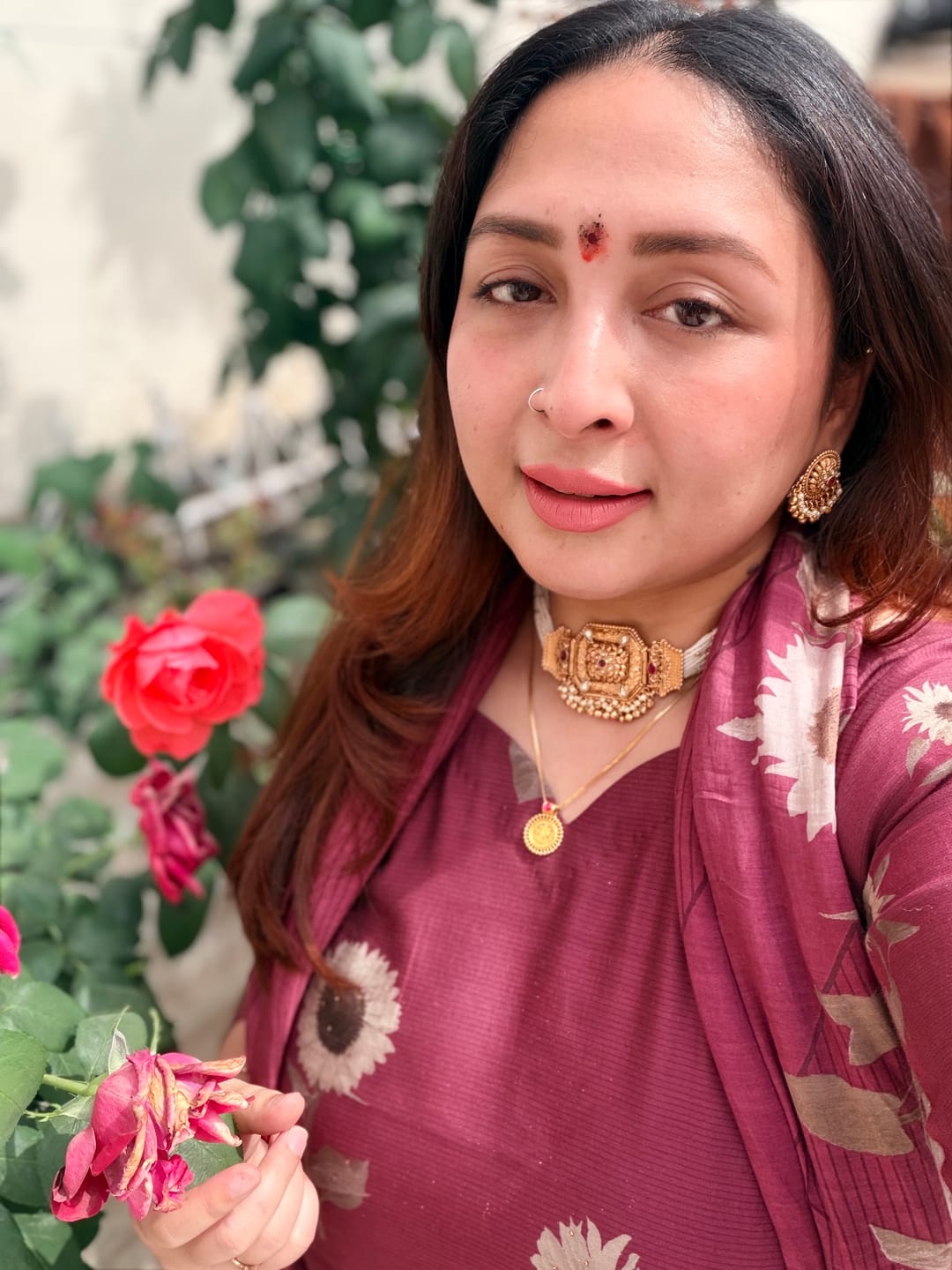Customer photo review of Rectangular gold finish kundan embedded tukdi with side cheed strings set