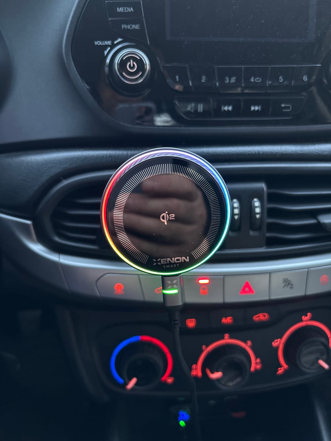 Customer photo review of Qi2 Kablosuz Araç Şarjı ve Tutucu | 15W, Aktif Soğutma Fanı, 48W Hızlı Şarj Adaptörü, 360° (X6416)
