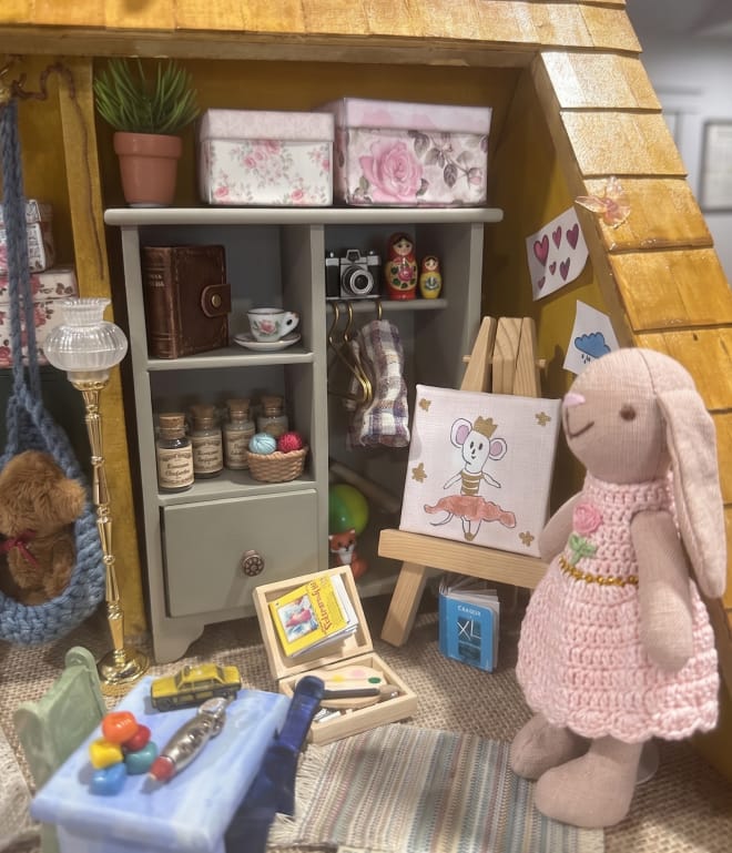 Customer photo review of The Lost Hat in the Dressing Room – 1:12 Scale Dollhouse Miniature Story-Box