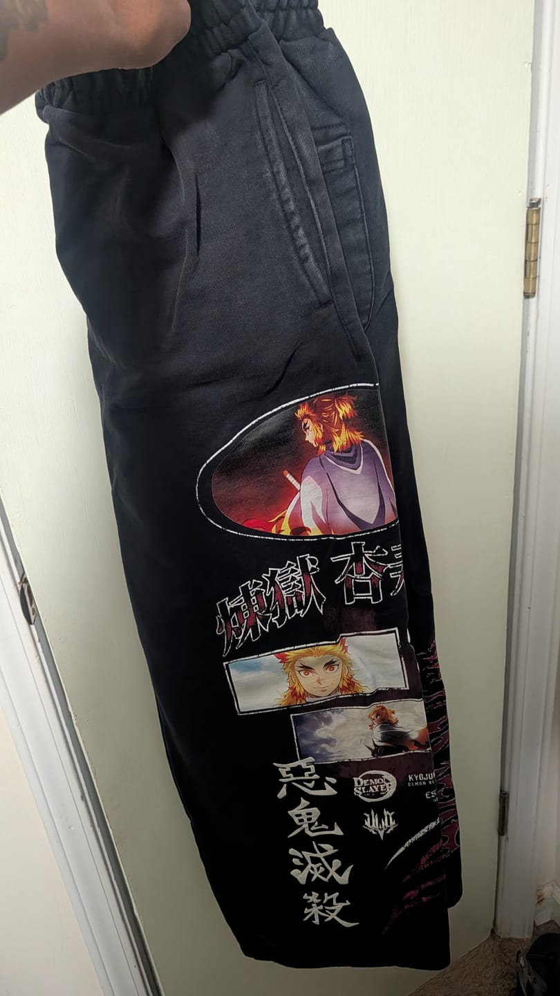Customer photo review of 2153 - Demon Slayer: Kimetsu no Yaiba - Sweats
