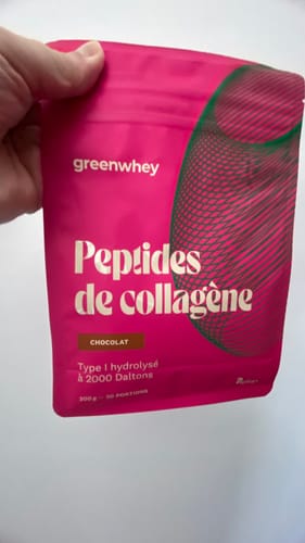Client tenant le sachet rose de Peptides de collagène saveur chocolat.