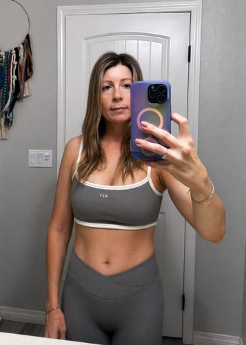 Reviewer takes a mirror selfie showing the fit of The V Legging in Clay Mask.