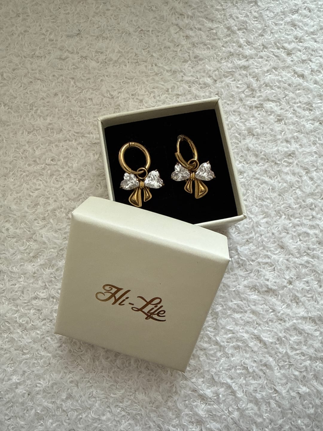 Customer photo review of Elegance Ribbon Huggie Ohrringe 14K Vergoldet