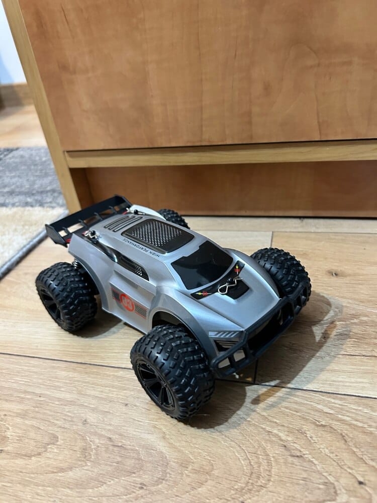 Customer photo review of Masina cu telecomanda RC Timebox, 15 km/h, 4WD, Off-road, lumini LED, Gri