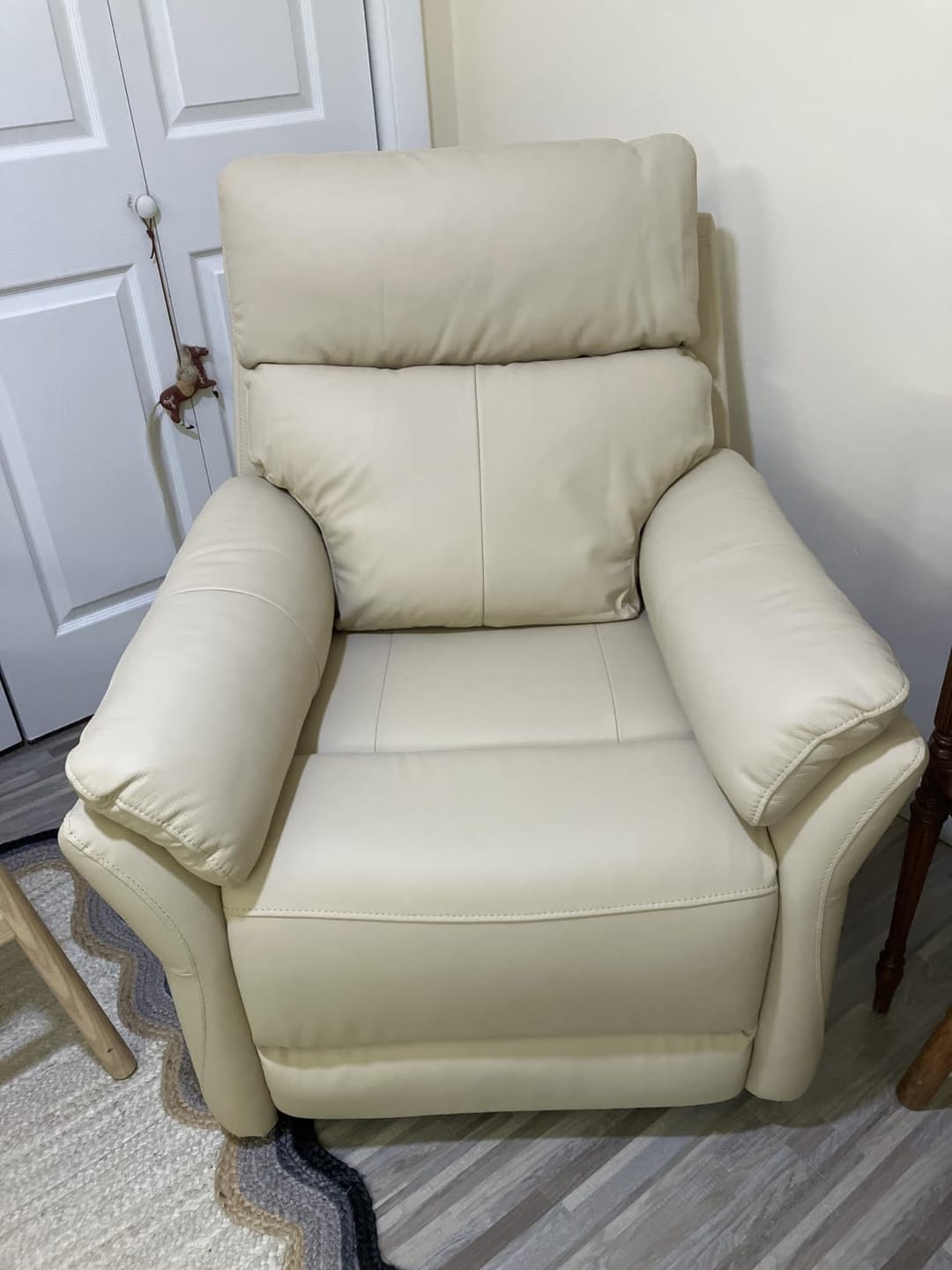 Customer photo review of AIRSKY Manual Top-Grain Leather Ergonomic Recliner with Footrest R1