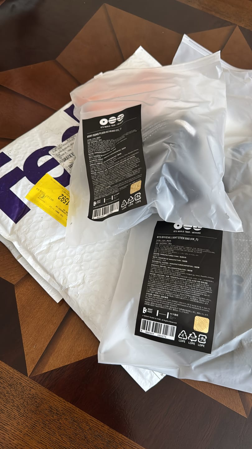 Customer photo review of BTS - ARIRANG WORLD TOUR OFFICIAL MD OFFICIAL LIGHT STICK BAG