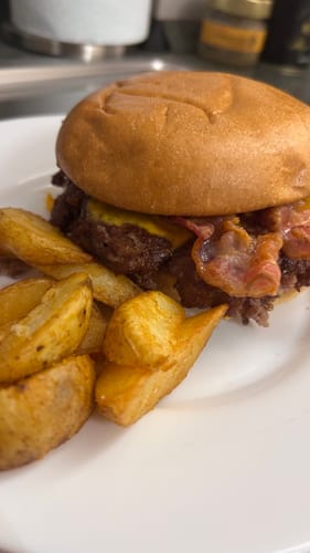 Customer photo review of Rosa Supreme, la salsa burger di Mr.Dobelina