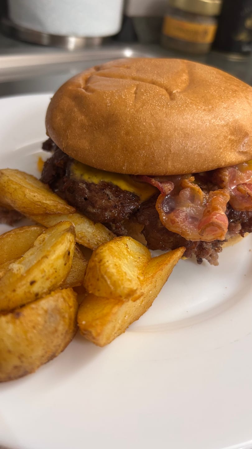Customer photo review of Rosa Supreme, la salsa burger di Mr.Dobelina