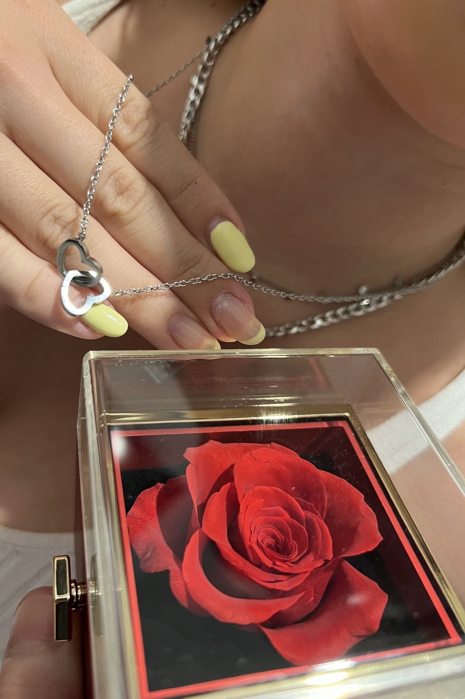 Customer photo review of Caixa Presente Rosa Eterna – Colar de Duplo Coração Gravado