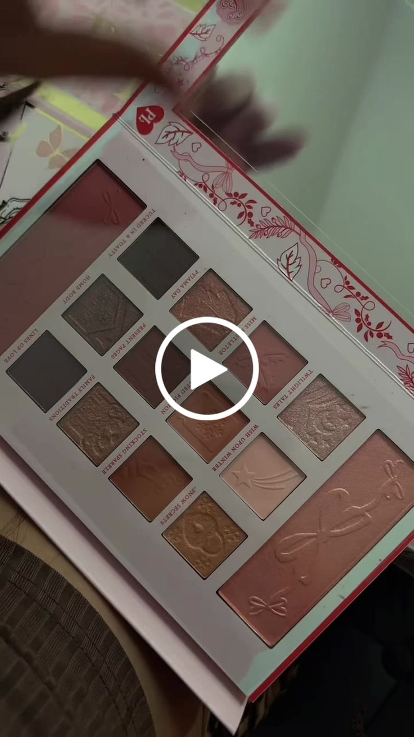 Reseña en vídeo del cliente de la paleta de sombras de ojos y rostro navideña The Cosy Chronicles