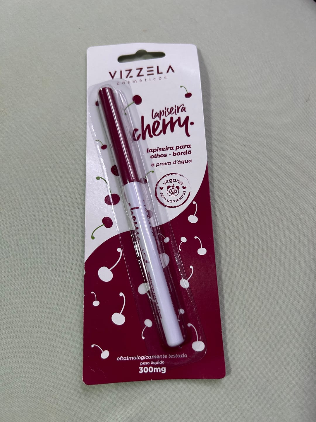Customer photo review of Lapiseira para Olhos Bordô - Cherry - Vizzela