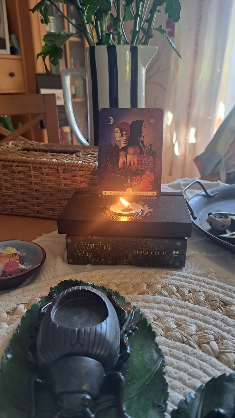 Customer photo review of Daily Guidance Kartenständer - Witchy Tarot / Orakel Kartenständer mit Teelichthalter