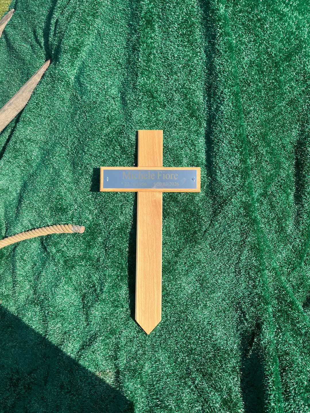 Customer photo review of Grabkreuz aus Eiche mit individueller Edelstahlgravur