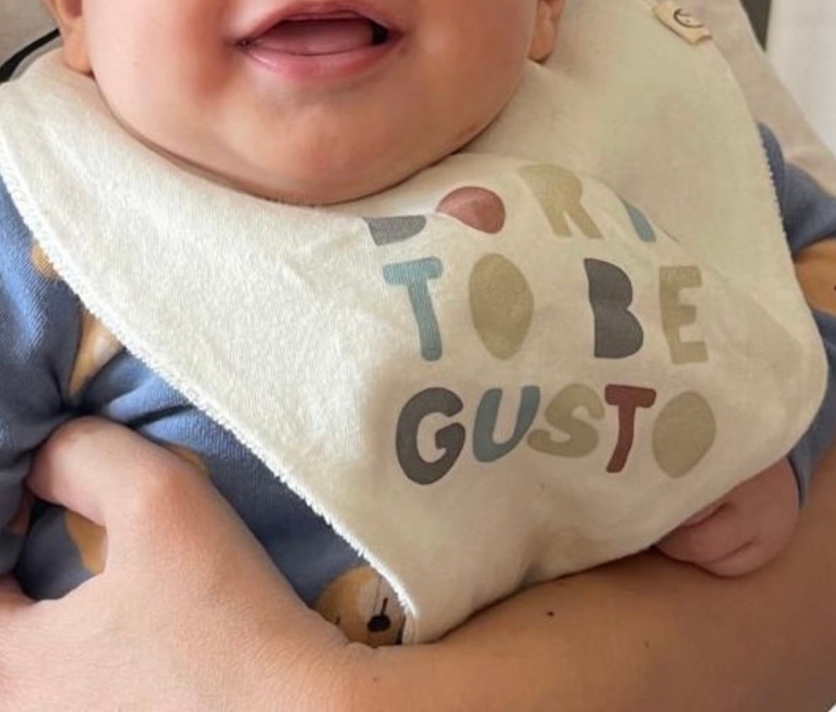 Customer photo review of Organik Pamuk 2'li Sıvı Geçirmez Animal Desenli Emzik Tutucu Önlük Seti