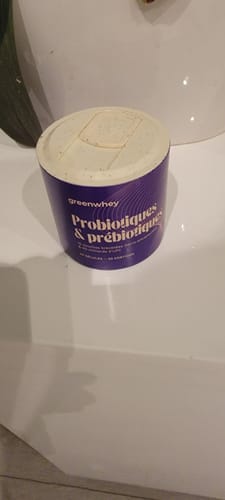 Avis d'un client montrant le pot violet de Probiotiques & Prébiotiques sur une surface blanche.
