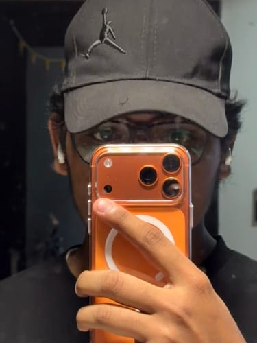 Customer photo review of Anti Yellow Magsafe Clear Case - Iphone 17 Pro Max