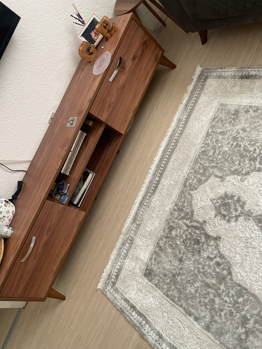 Customer photo review of Rani A9 Tv Ünitesi Modern Ayaklı Tv Sehpası 180 cm Minyatür Ceviz