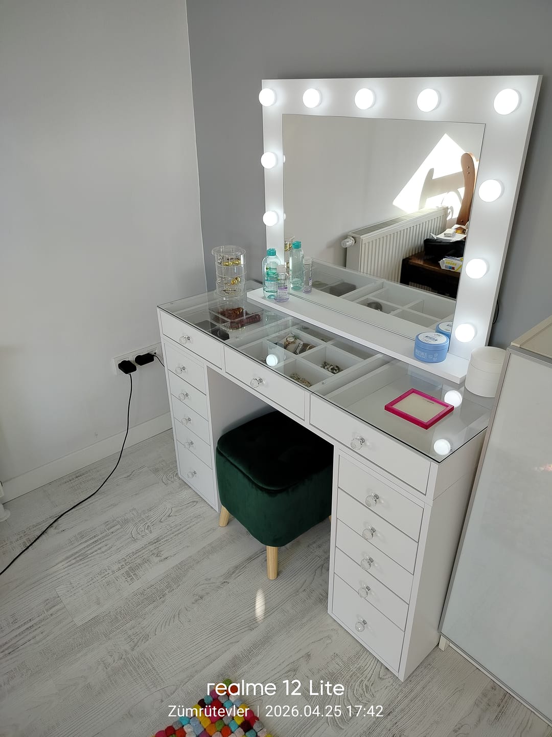 Customer photo review of Rani BJ118 Hollywood Işıklı Aynalı Kulis Makyaj Masası Cam Tablalı 13 Çekmeceli Takı Düzenleyici Beyaz