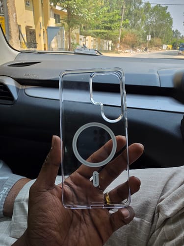 A customer holds up the transparent Anti Yellow Magsafe Clear Case, showing the white magnetic ring.