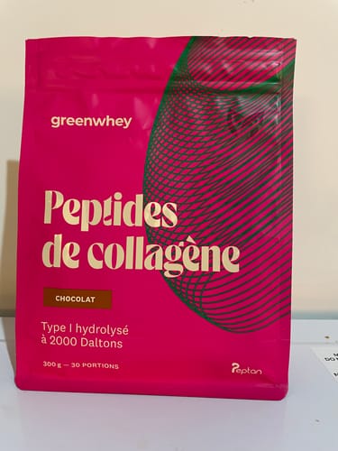 Un client présente le sachet rose de Peptides de Collagène, saveur chocolat, posé sur une surface.