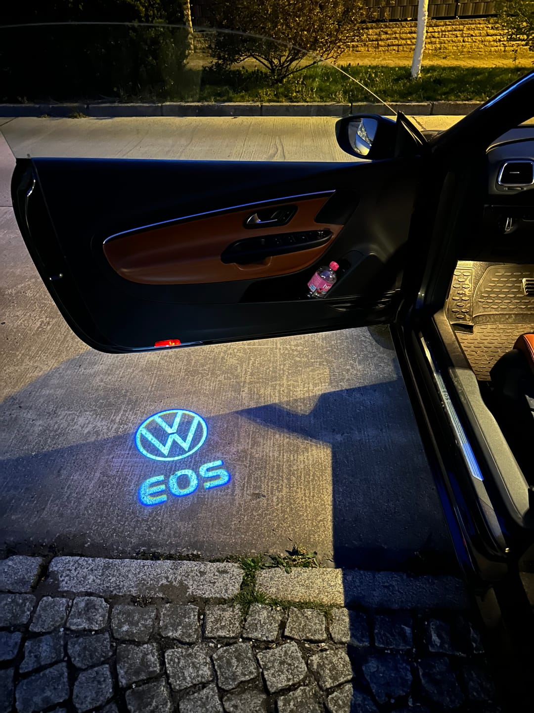 Customer photo review of Volkswagen Door lights EOS Logo  Nr. 1IJ2KK9 (quantity 1 = 2 Logo Films /2 door lights）