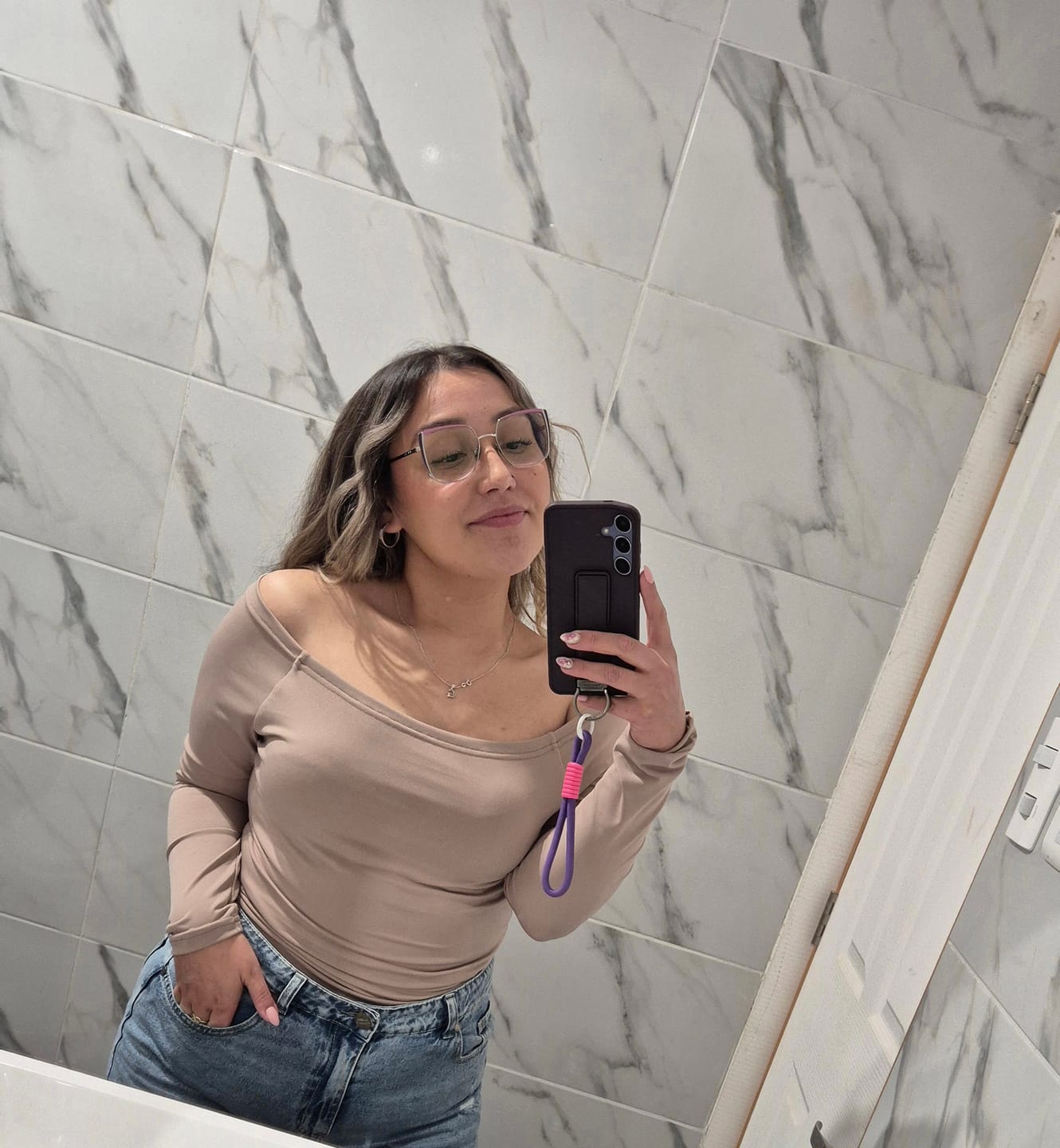 Customer photo review of TOP LUNA BEIGE - POLERA MANGA LARGA OFF SHOULDER AJUSTADA
