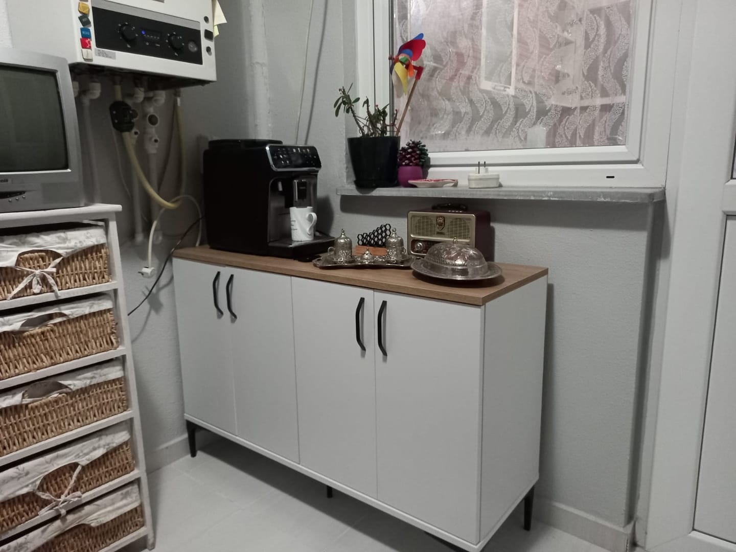 Customer photo review of Rani JE162 Kahve Köşesi Çok Amaçlı Dolap 4 Kapaklı Kiler Mutfak Dolabı Beyaz - Sepet Ceviz