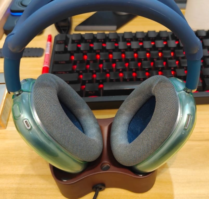 Customer photo review of AirPods Max Charging Stand Wood